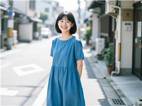 身穿蓝色色棉麻连衣裙美女图片